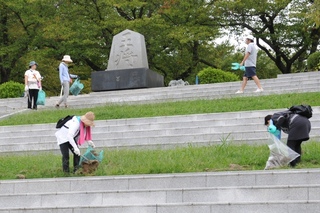 将棋供養塔の周りをきれいに清掃