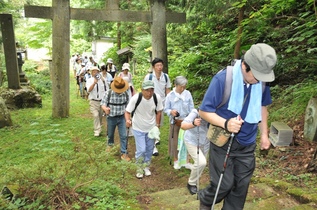 若松寺には古参道を上りました