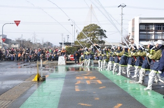 勇壮な祝賀放水