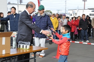 開会式でのつや姫プレゼント