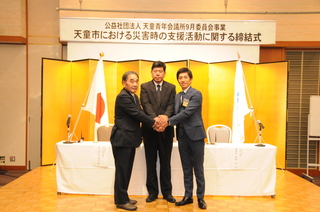 固い握手で支援を確認