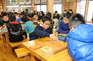 大勢の小学生棋士が参加