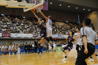 ゴール下での激しい競り合い