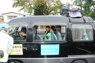 広報車に乗り込んでアナウンス