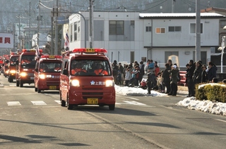 消防車両による分列行進