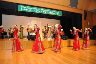 色鮮やかな衣装をまとった女性たちの踊り