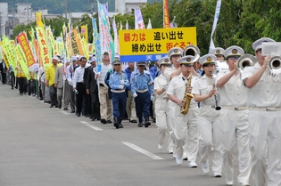 県警音楽隊を先頭に市民パレード