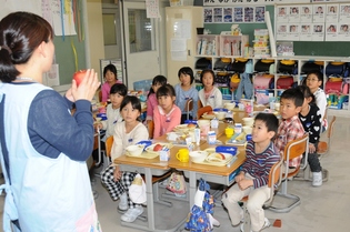 栄養教諭がえくぼりんごのおいしさをＰＲ