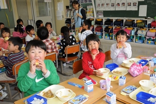 おいしそうにりんごをほおばる子どもたち１