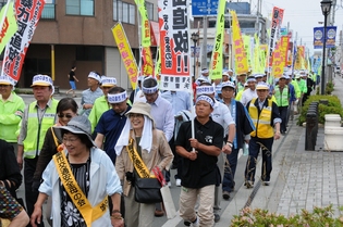 500人のみなさんが安全安心を願ってパレード