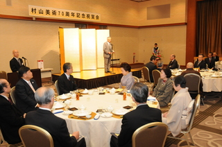 あいさつする遠藤会長