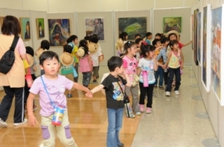 鑑賞に訪れた山口児童館の園児