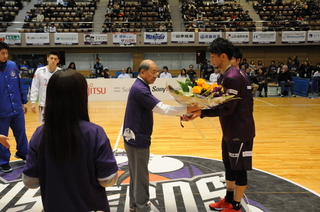 山本市長から佐藤キャプテンに花束を贈呈