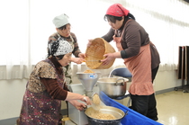 大豆を機械で潰します