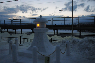 雪灯籠と駅と飛行機