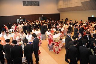 大勢の新成人が参加
