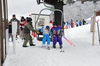 スキー場は多くのスキーヤーでにぎわいました。