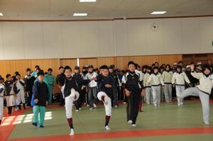 プロ野球選手と同じウオーミングアップする子どもたち