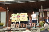 紅花のお菓子について説明する山形学院高の生徒