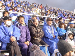 サポーターと一緒にスタンドで試合を観戦する山本市長