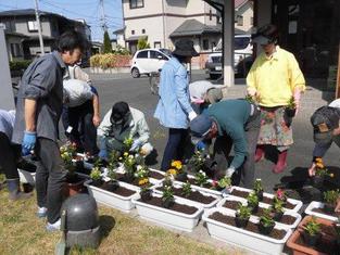 花植えのようす(上北目)