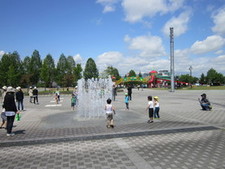 子どもたちが集まる噴水広場